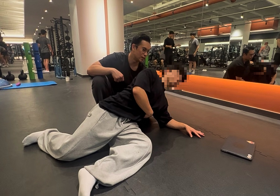 회원 동작을 지도하는 트레이너